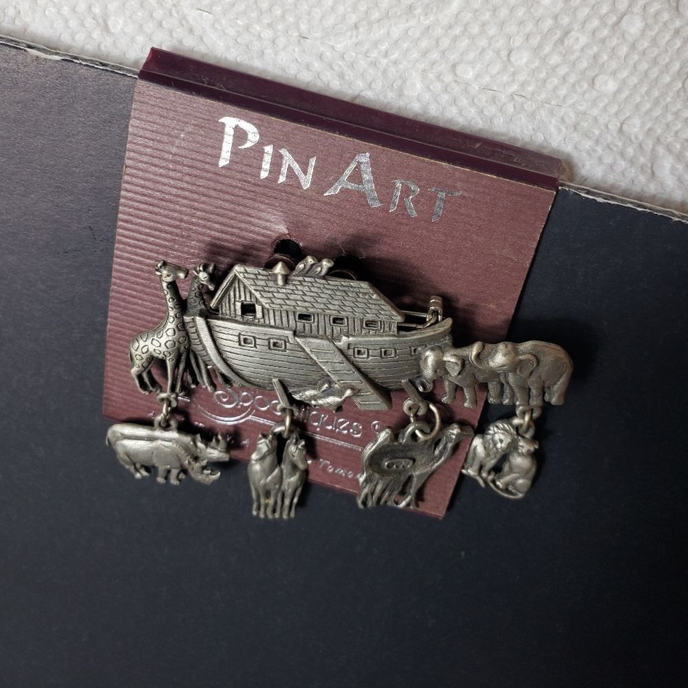 Noahs pin art brooch